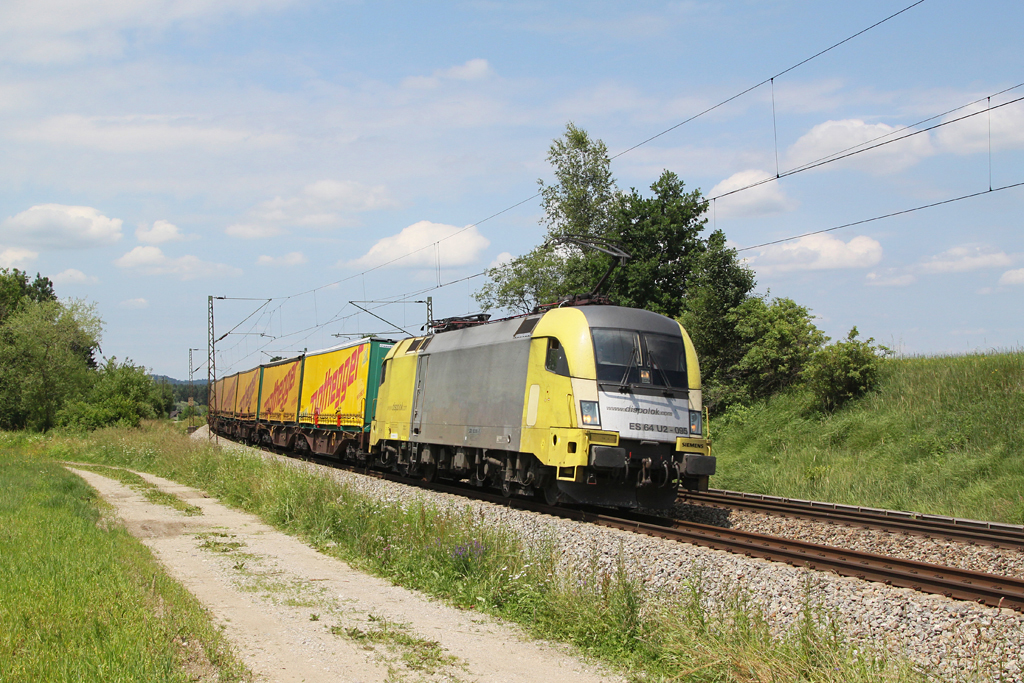 182 595 mit einem KLV Zug am 23.06.2012 bei Ostermnchen.