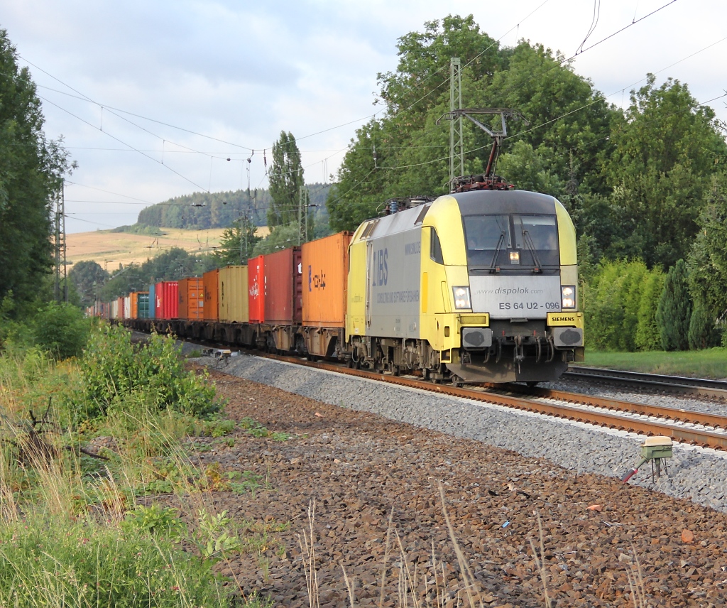 182 596 (ES 64 U2-096) mit Containerzug in Fahrtrichtung Norden. Aufgenommen am 22.07.2011 am B Eltmannshausen/Oberhone.