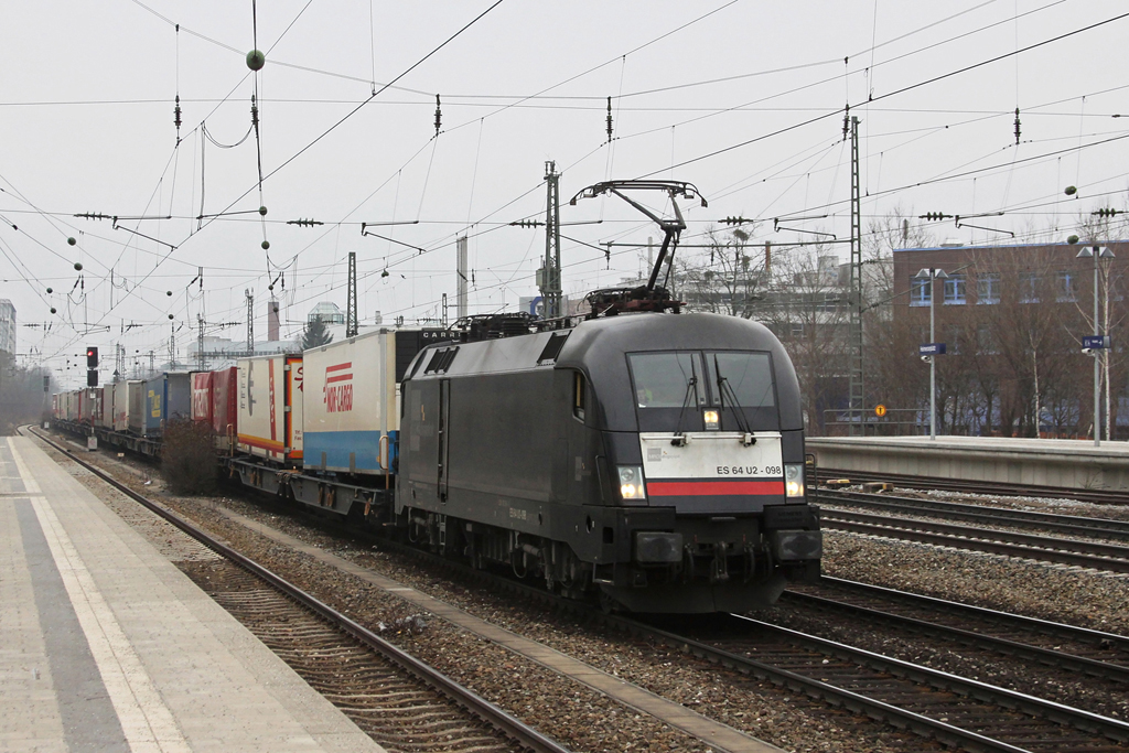 182 598 mit einem KLV Zug am 20.02.2011 am Heimeranplatz in M�nchen.