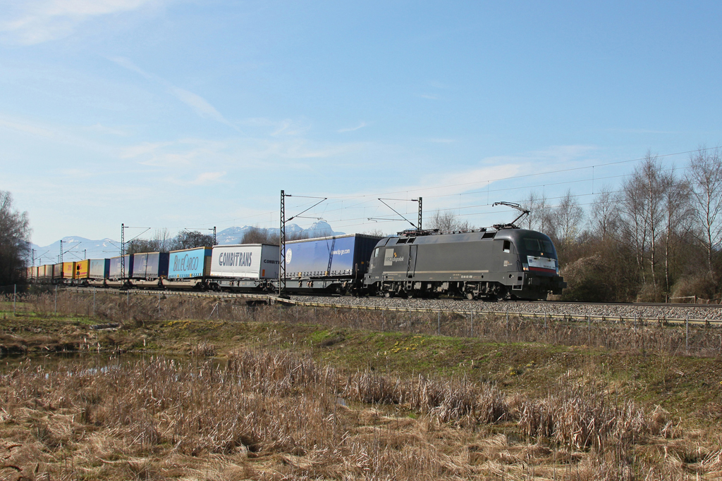 182 598 mit einem KLV Zug am 02.04.2011 bei Osterm�nchen.