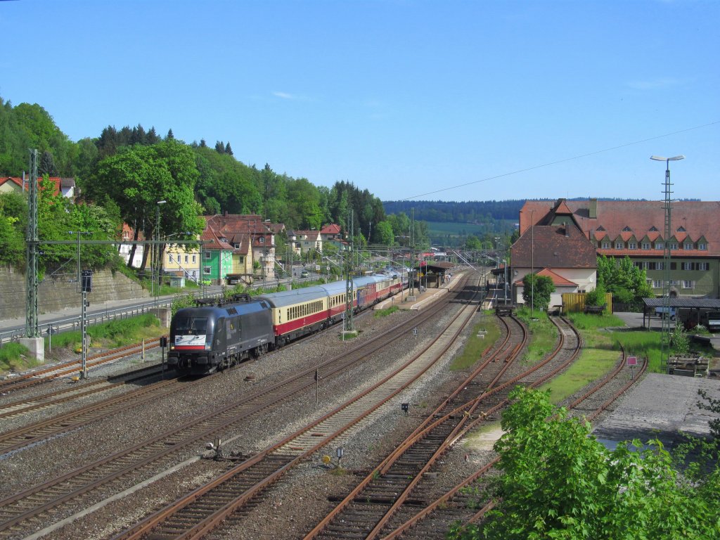 182 598 zieht am 19. Mai 2013 den TEE von Berlin nach Prtschach durch Kronach.