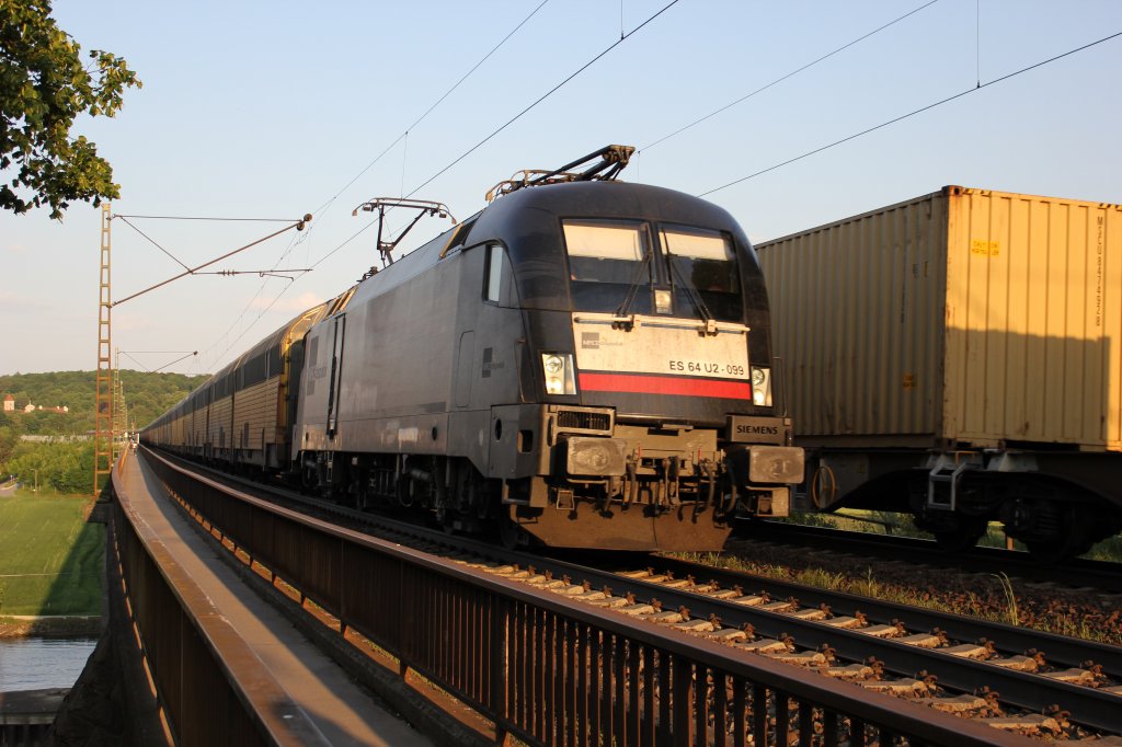 182 599-1 (ES 64 U2-099) zieht einen Autotransportzug �ber die Mariaorter Br�cke in Richtung N�rnberg. 23.05.2012.