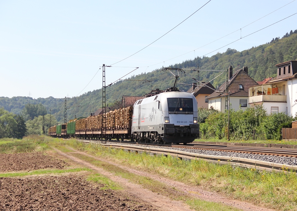 182 600-7 (ES64 U2 100) auf der Fahrt nach Norden mit  ganz viel Wald geschnitten  am Haken!
Aufgenommen am 20.08.2011 in Ludwigsau Friedlos.