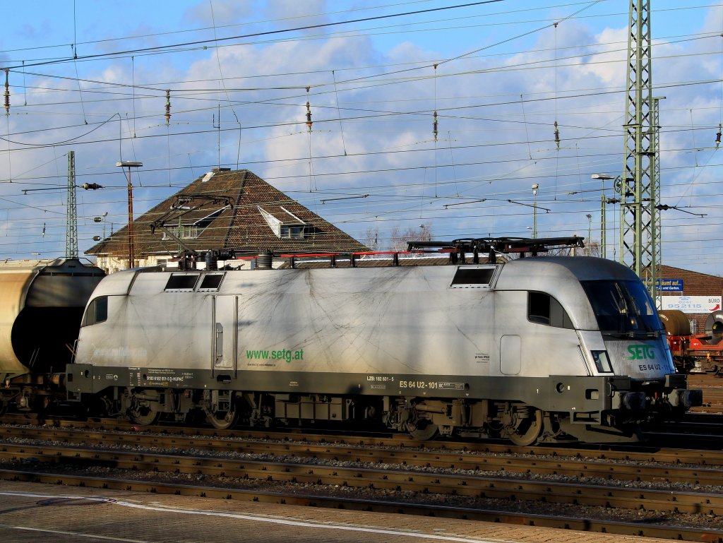 182 601-5 (ES 64 U2-101) der SETG steht am 12.12.2011 vor einem Getreidezug in Aachen West.
