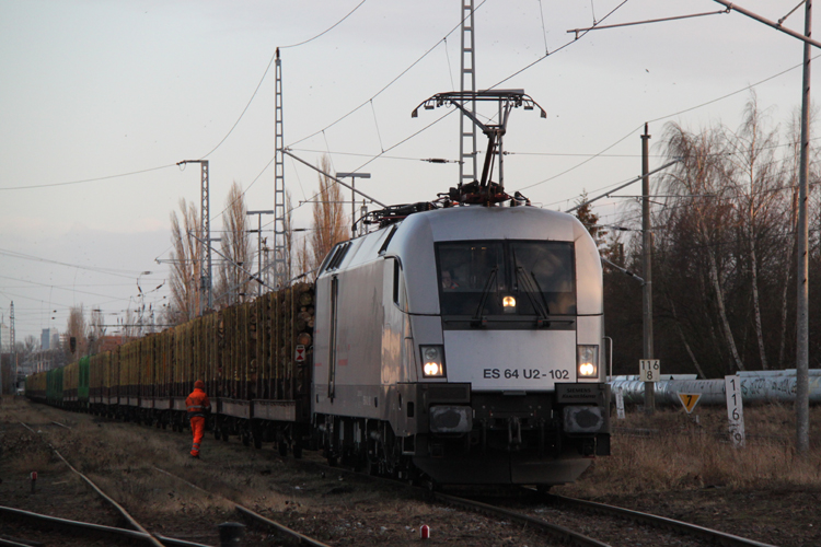 182 602-3 mit Holzzug von Rostock-Bramow nach Stendal-Niedergrne stand am 19.02.2012 noch in Hhe Stellwerk. 