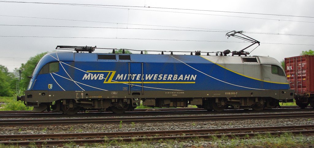 182 911-8 / 1116 911-7 nochmal im Seitenprofil. Am 27.05.2010 fuhr sie einen Containerzug fr die EVB in Richtung Norden. Hier in Eschwege West.
