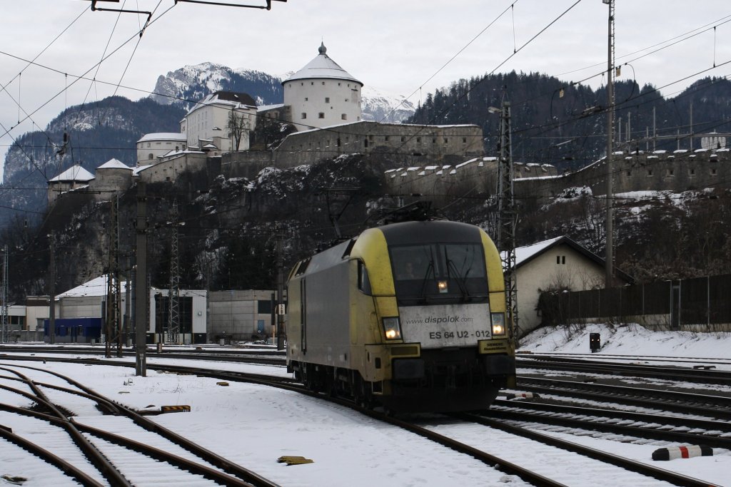 182 912-5 beim Rangieren an einen Gterzug nach Italien am 27.1.2013 in Kufstein.