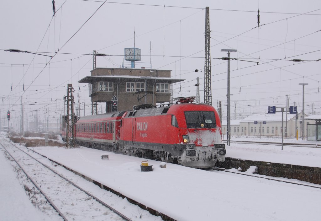 182 im Schnee... Hier kommt 182 005-9 mit ihrem RegionalExpress aus Cottbus in den Leipziger Hauptbahnhof gefahren. Fotografiert am 02.01.2010.