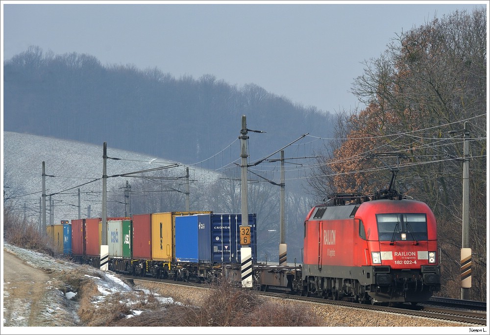 182.022 mit Containerzug Richtung Wien; Unter-Oberndorf, 31.12.2010