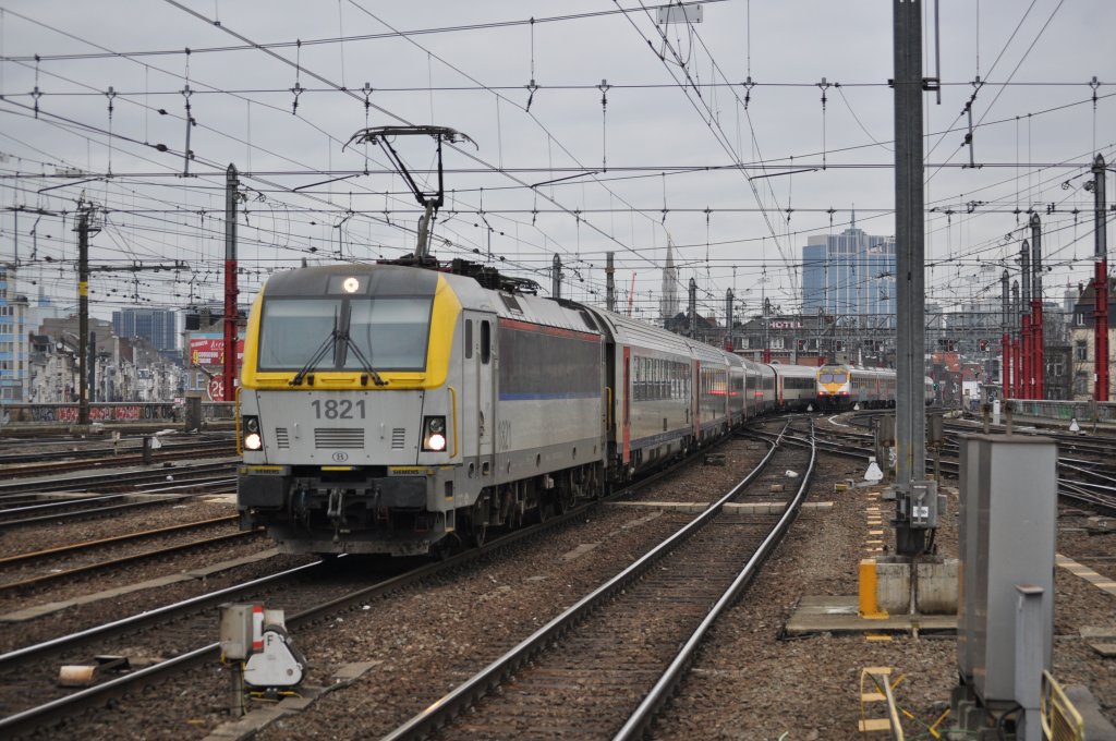 1821 mit IC von Eupen bei der Einfahrt in den Bahnhof Brssel-Midi. Aufgenommen am 18.02.2012