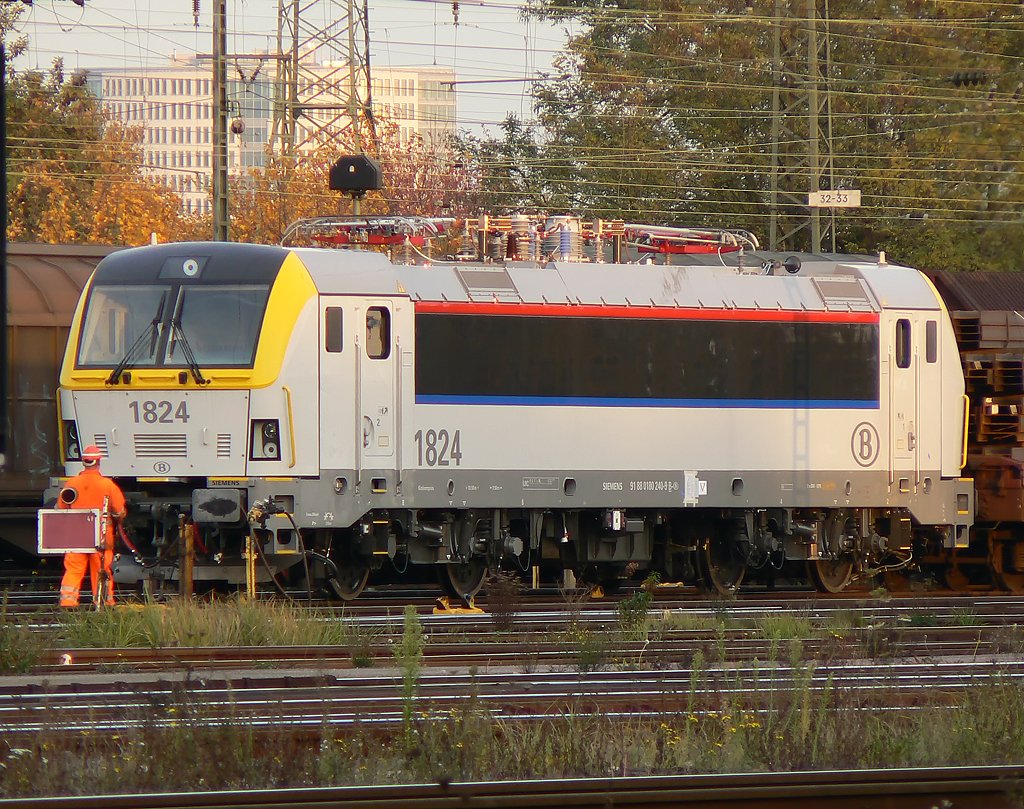 1824 der belg Eisenbahn ist Teil eines Gz., der wenig spter mit einem  Seehund  bespannten Gz. den Gbf verliess , aufgenommen am 28.10.09, und als kleiner Nachsatz, das Bild ist NICHT auf dem Gelnde entstanden, sondern mein Fotostandpunkt war neben der Schranke an der Porzer Ringstrasse, und dank ausreichender Brennweite konnt ich sie aufnehmen.

