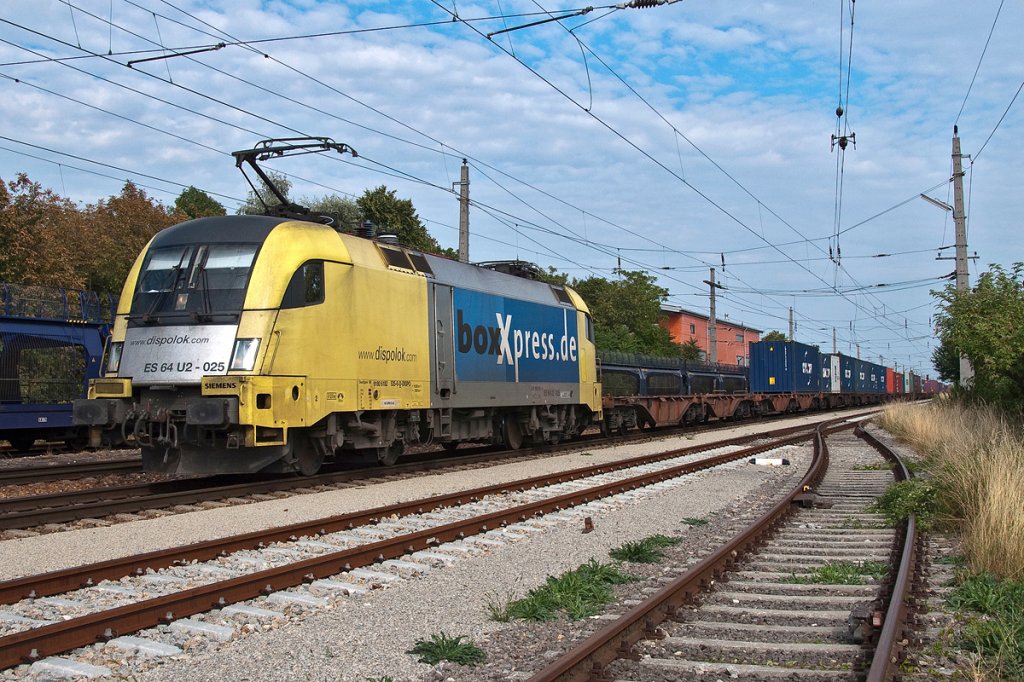 182.525 fhrt mit einem Containerzug durch Wien Oberlaa. Die Aufnahmen entstand am 12.08.2013.