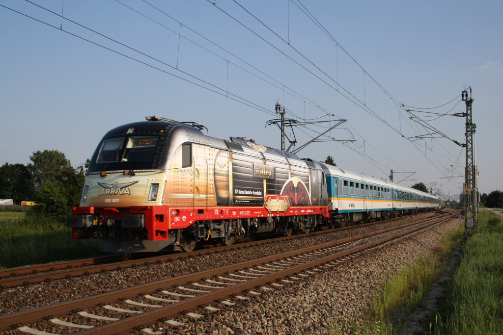 183 001 175 Jahre Deutsche Eisenbahn mit ALX 87016in Feldmoching am 29.06.2010. Ein freundlichen Gru reduar an den Lokfhrer.