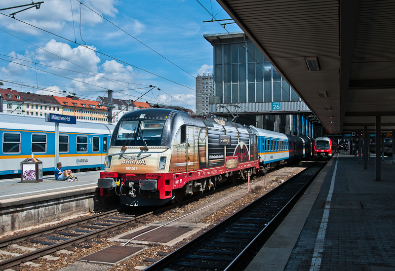 183 001  175 Jahre Deutsche Eisenbahn  mit dem ALX87010 (Mnchen Hbf - Hof Hbf) beim Verlassen des Mnchner Hauptbahnhofes am 25. Juli 2010.