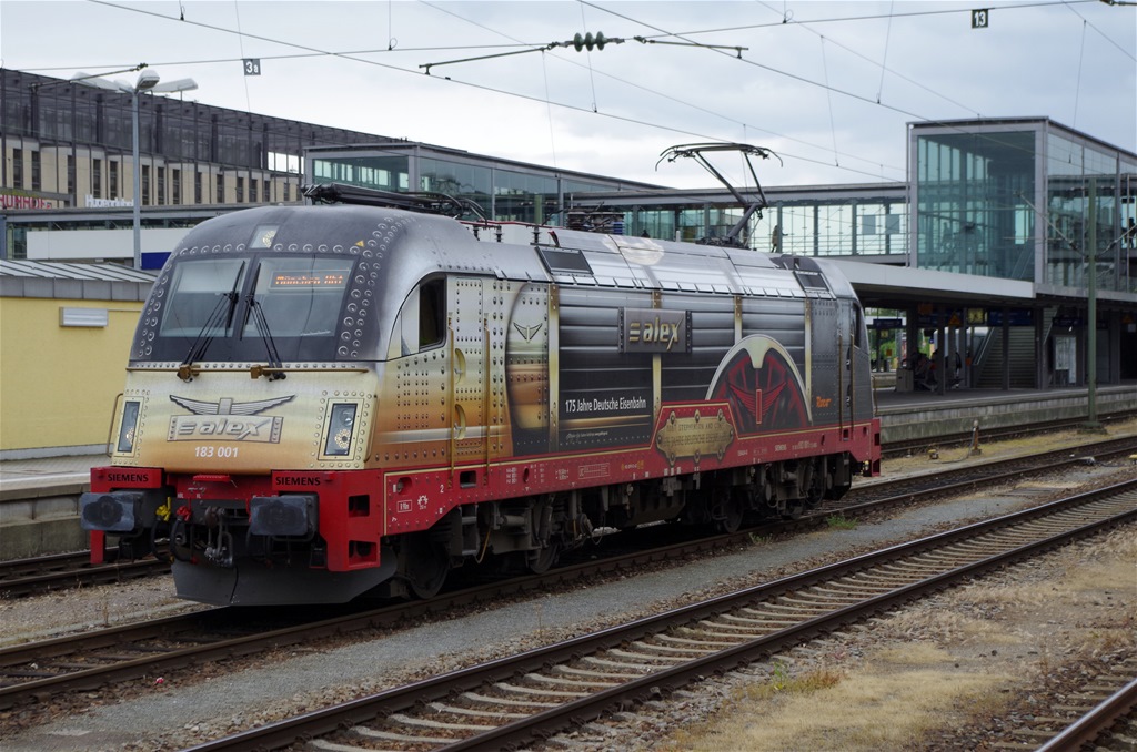 183 001  175 Jahre Eisenbahn  steht am 30.05.2013 in Regensburg Hbf. 