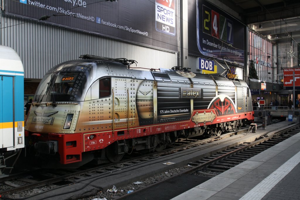 183 001-7 ``Adler``, Werbelok fr 175 Jahre Eisenbahn in Deutschland, steht am 1.12.2011 im Bahnhof Mnchen, vor dem ALEX Hof-Mnchen.