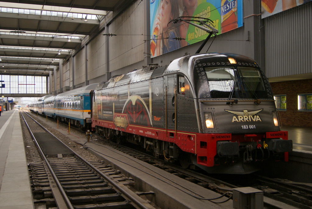 183 001-7 mit einem Alex in Mnchen Hbf am 03.08.2011