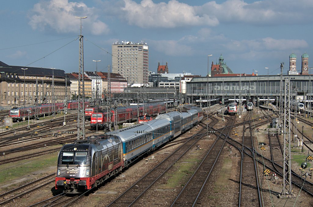 183 001 am 05.05.13 bei der Ausfahrt Mnchen Hbf