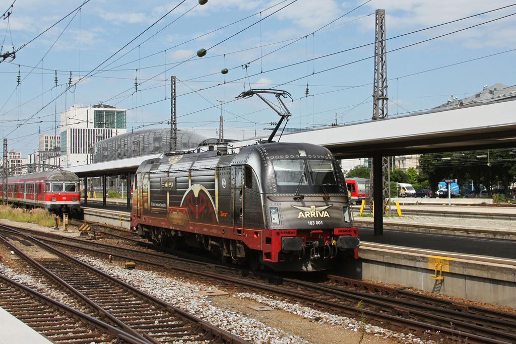 183 001 beim Rangieren am 19.07.2011 in Mnchen Hbf.