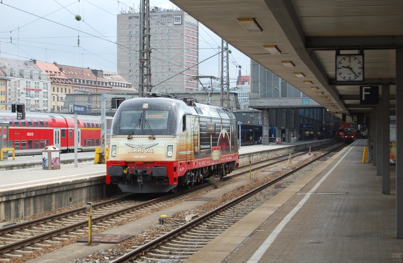 183 001 hat den ALX 87009 aus Hof nach Mnchen Hbf gebracht und fhrt nun in die Abstellung. 30.07.2010, Mnchen Hbf