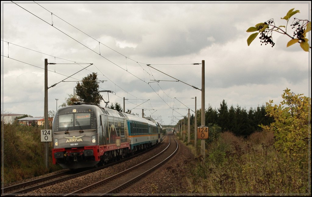 183 001 mit Alex nach Mnchen Hbf am 26.09.2010 in Kfering.  