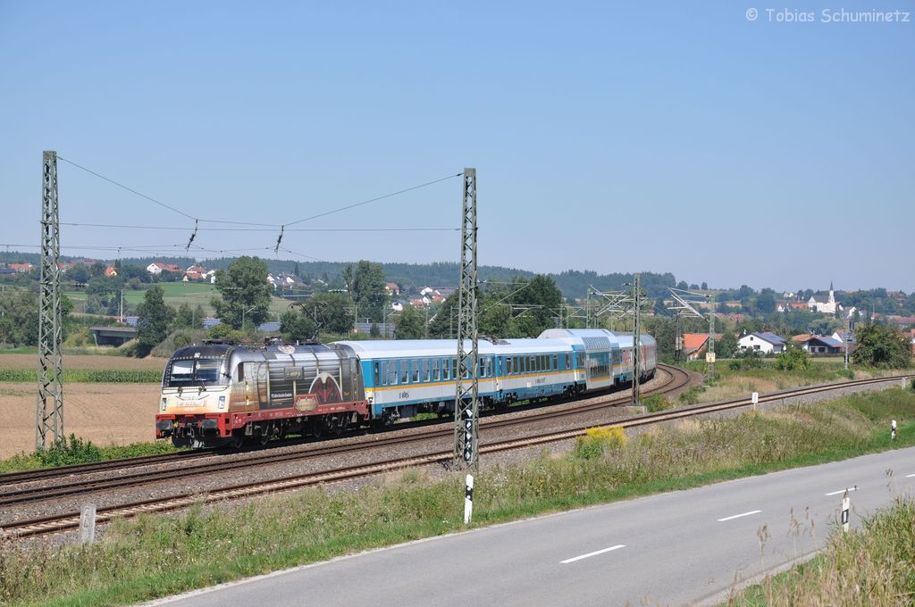 183 001 mit ALX352 (Prag - Pilsen - Schwandorf - Regensburg - Mnchen) am 19.08.2012 bei Neufahrn in Niederbayern