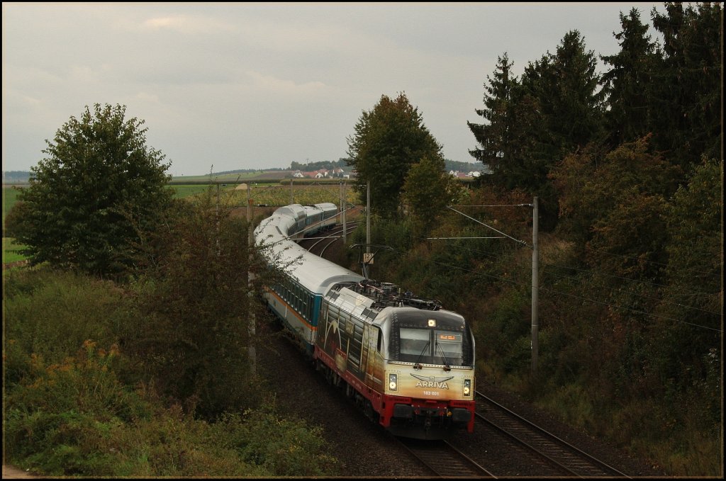 183 001 mit dem ALX nach Hof ber Regensburg am 29.09.2010 in Kfering. 