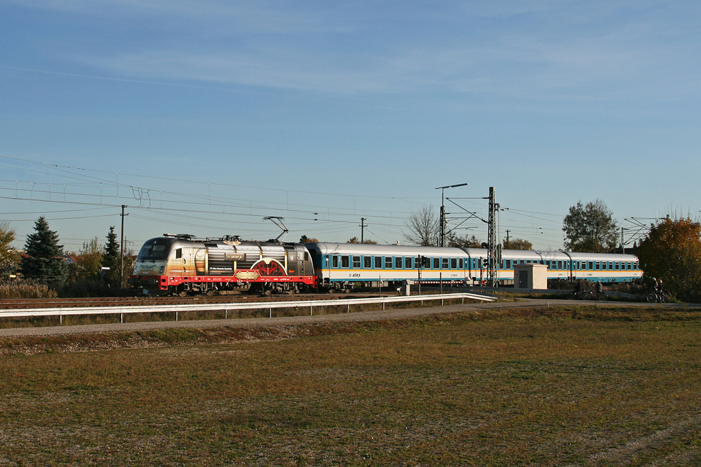 183 001 mit dem Alx 87012 am 29.10.2010 bei M�nchen-Feldmoching.