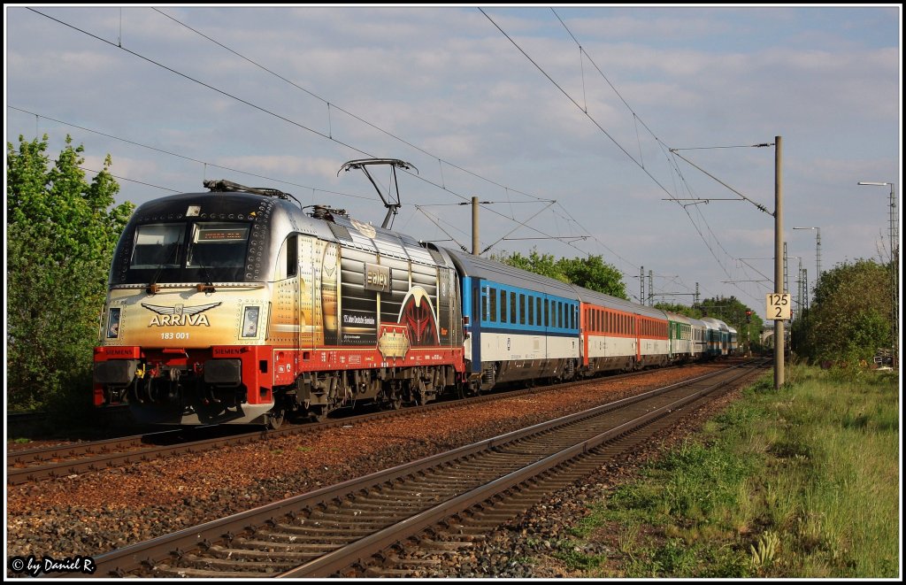183 001 mit dem Prager am 04.05.2011 auf dem Weg von Prag ber Mnchen nach Regensburg kurz vor dem Bf Kfering. 