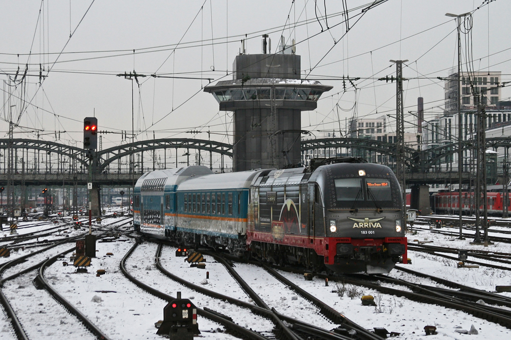 183 001 mit einem Alex bei der Einfahr in Mnchen Hbf am 28.12.2010.