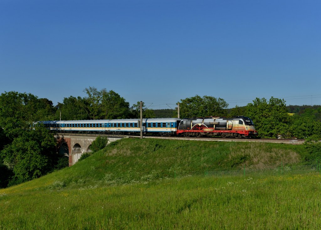 183 001 mit einem ALX nach Mnchen Hbf am 18.05.2013 bei Artlkofen.