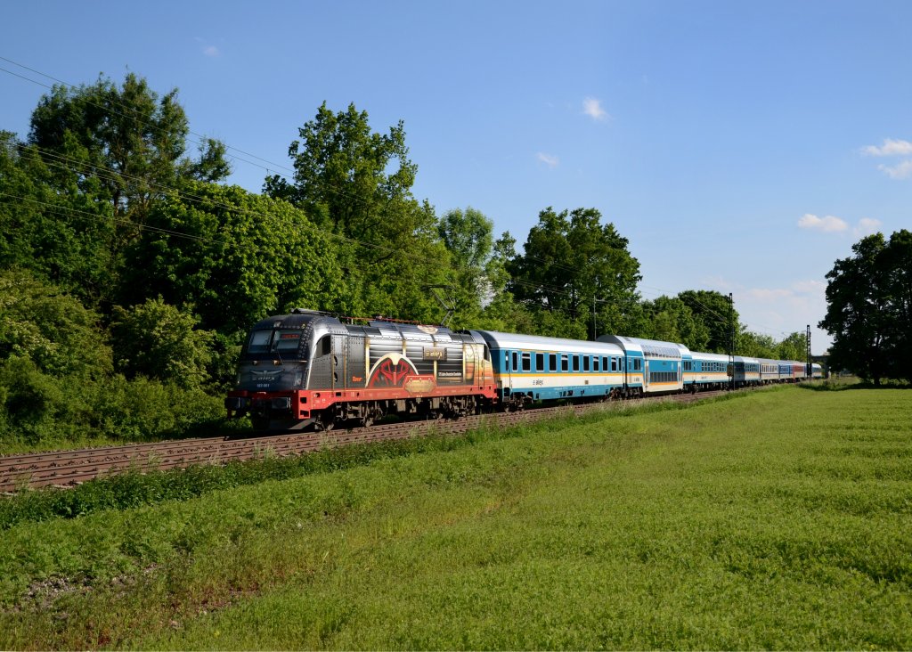 183 001 mit einem ALX am 08.06.2013 bei Mnchen-Feldmoching.