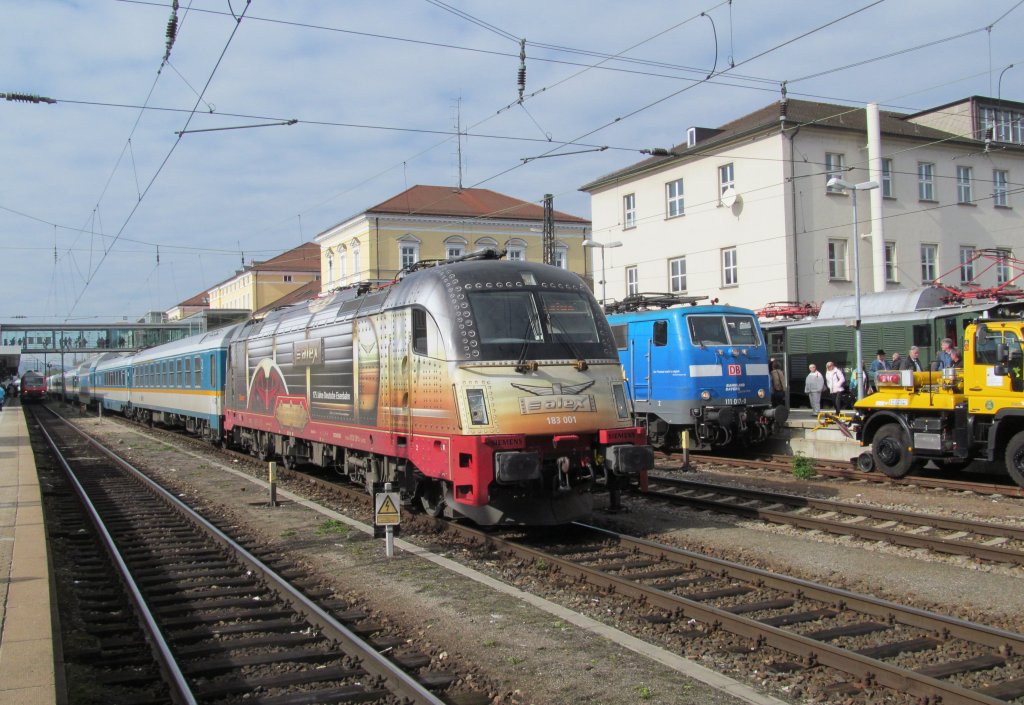 183 001 steht am 14. Oktober 2012 mit einer Alex-Garnitur in Regensburg Hbf.