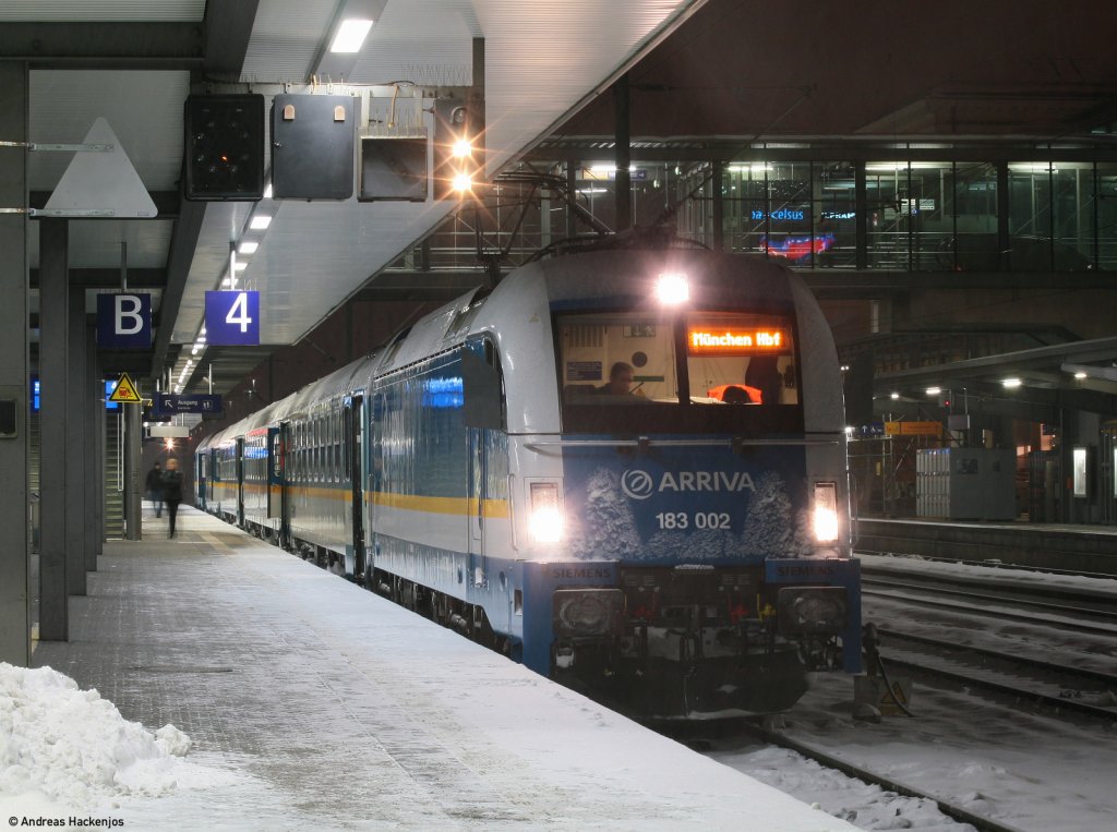 183 002-5 mit dem ALX84121 (Hof Hbf-M�nchen Hbf) in Regensburg 15.12.10 Die Bremsprobe ist gerade in den letzten Z�gen