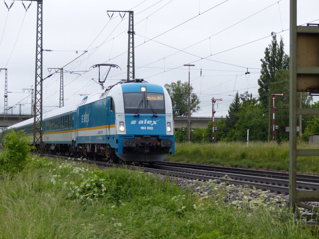 183 002 mit Alex nach Mnchen am Haken am 31.05.2013 durch Regensburg-Ost.