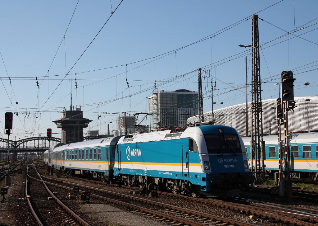 183 002 schiebt einen  alex  aufs Abstellgleis.Aufgenommen am 10.10.10 in Mnchen Hbf.