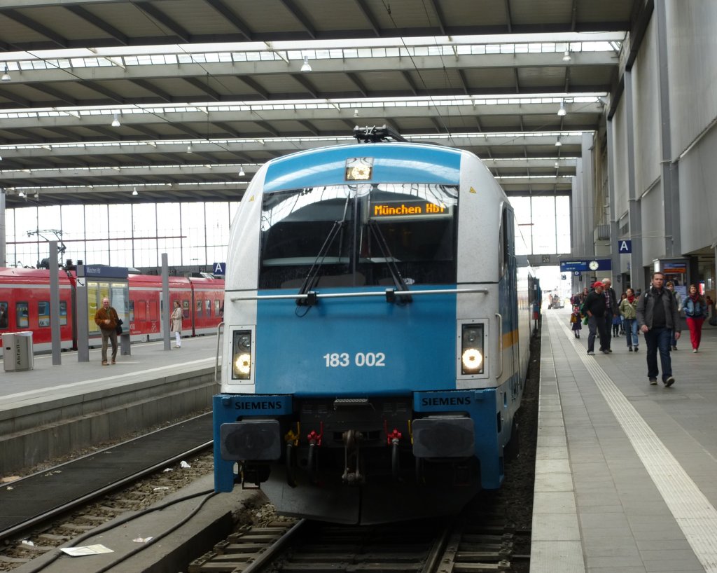 183 002 steht hier mit ihrem Alex aus Hof Hbf im Mnchner Hauptbahnhof, 23.Mai 2013.