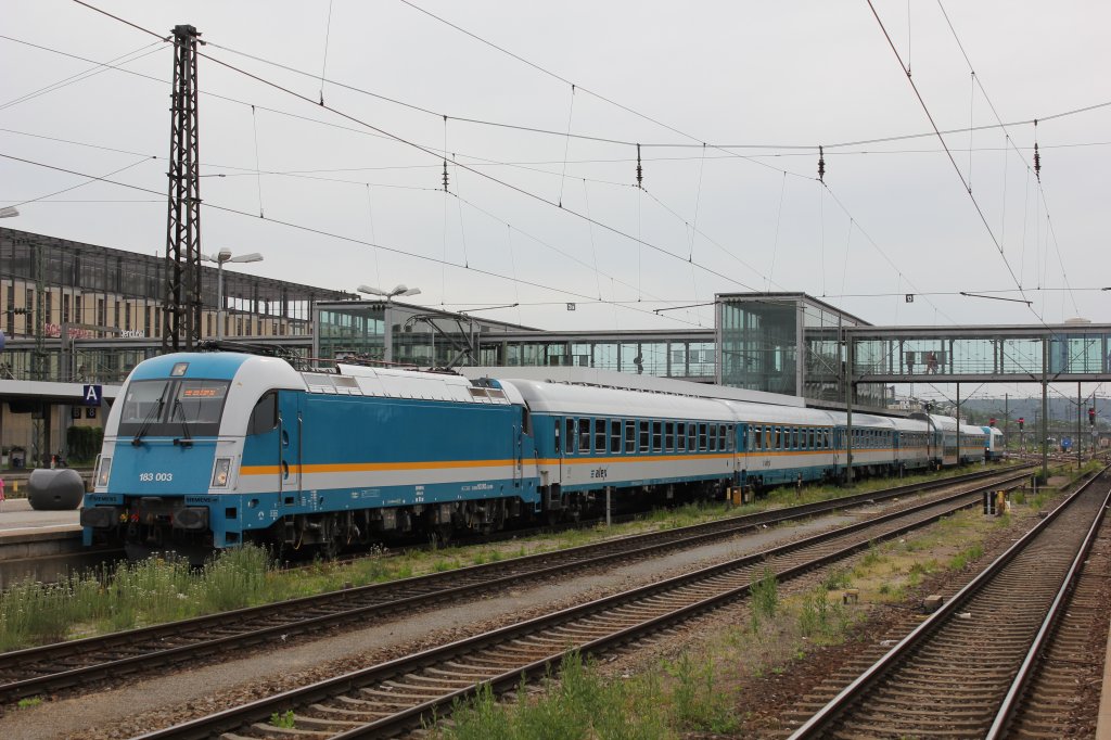 183 003-3 steht abfahrbereit im Hauptbahnhof von Regensburg. 20.05.2012.