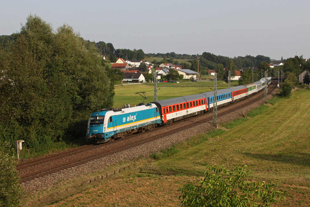 183 003 mit Alex 357 nach Prag am 22.08.2011 bei Ergoldbach.