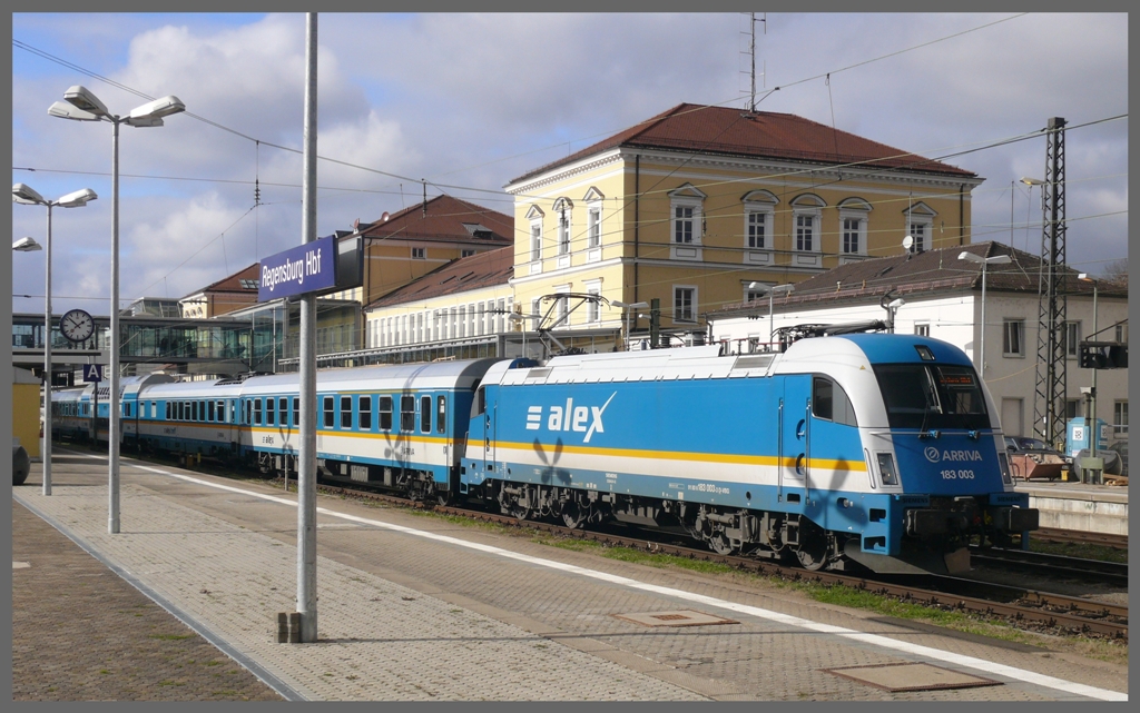 183 003 wartet auf die verspteten Wagen aus Prag. Regensburg Hbf. (26.10.2010)