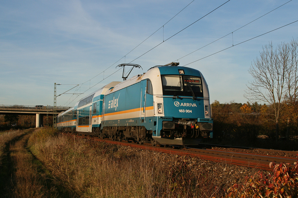 183 004 mit Alex 87015 am 29.10.2010 bei Feldmoching.