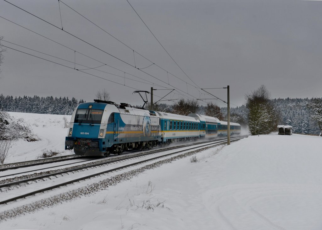 183 004 mit ALX 84113 nach Mnchen Hbf am 19.01.2013 bei Artlkofen.
