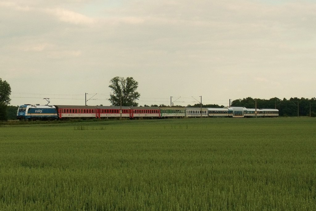 183 004 mit dem Bunt gemischten AXEL aus Prag. (23.06.2010, Kfering)