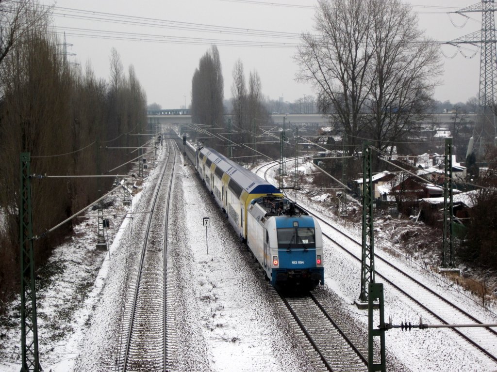 183 004 schiebt am 14.01.2013 einen RE von Bln.-Spandau kommend Richtung Bln.-Jungfernheide