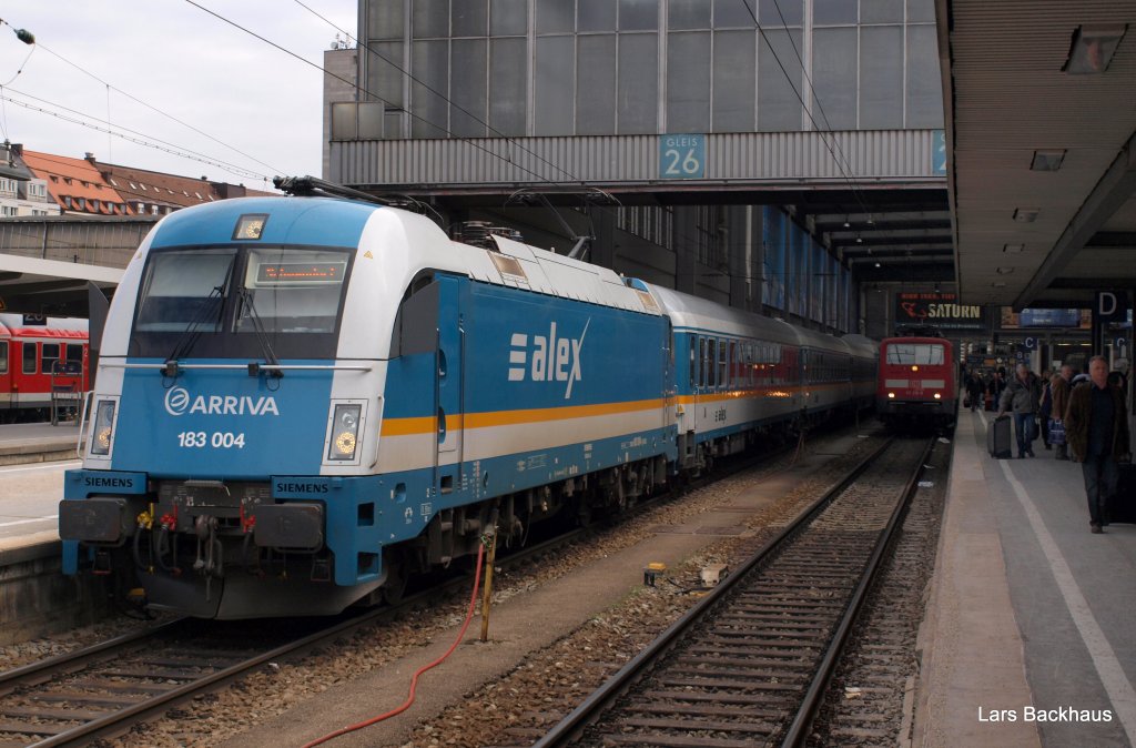 183 004 steht am 20.03.10 mit dem ALX 87008 nach Schwandorf in Mnchen Hbf auf Gleis 26. und wartet auf die Abfahrt.