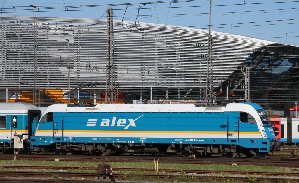 183 004 zieht einen  alex  in den Hauptbahnhof von Mnchen.(11.10.10)