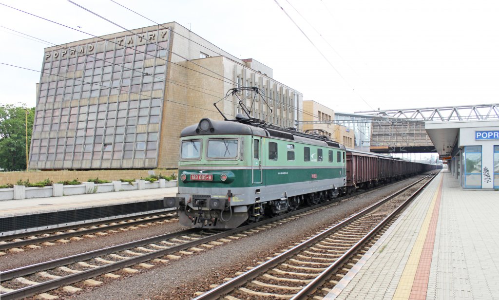 183 005-8 ZSSKC (Cargo) als Schiebelok bei Durchfahrt im Bahnhof Poprad-Tatry; 30.05.2012 