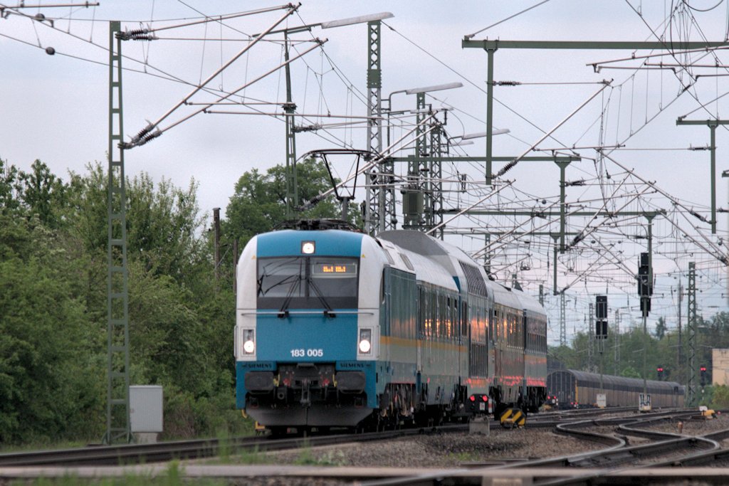 183 005 am 05.05.12 mit dem Alx nach Hof bei Feldmoching