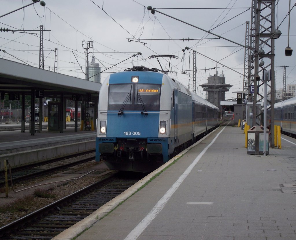 183 005 erreicht am 24. Juni 2011 mit einem Alex aus Hof Hbf den Mnchener Hbf.
