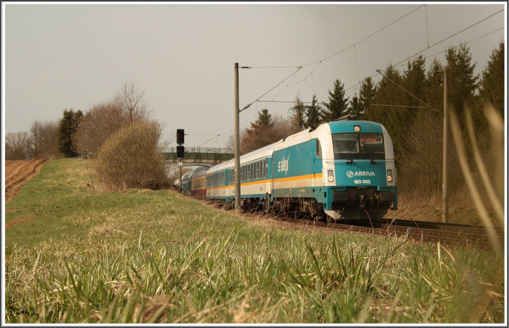 183 005 mit dem ALX nach Mnchen Hbf am 31.03.2011 in Kfering